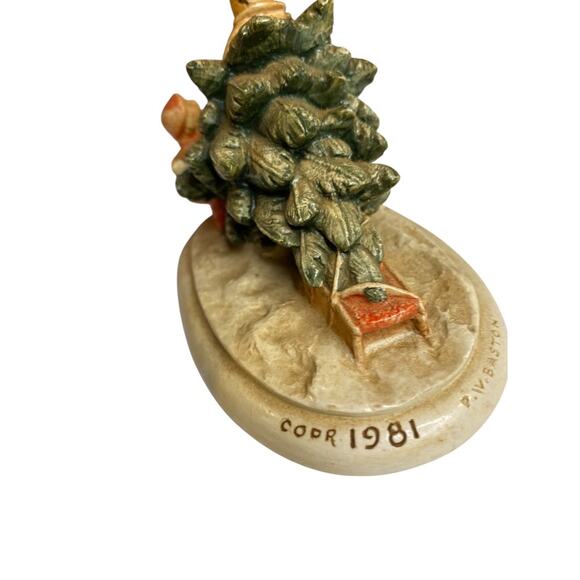 Sebastian Miniatures Bringing Home the Tree 1981 4.25" Base - Picture 4 of 6